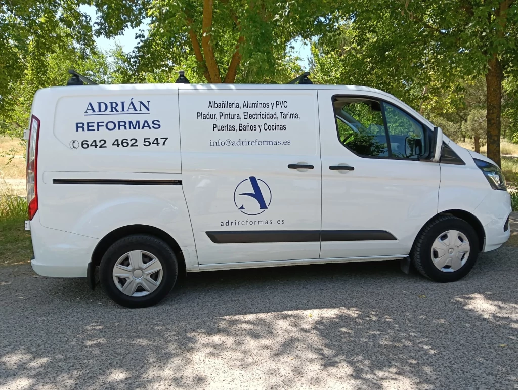 Furgoneta rotulada adrireformas